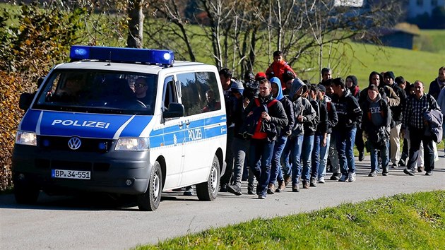 Nmeck policie doprovz k registraci uprchlky, kte pekroili rakousko-nmeckou hranici (1. listopadu 2015).