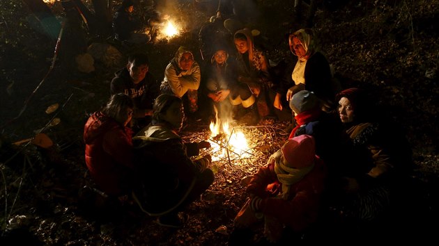 Uprchlci se na slovinsko-rakouskch hranicich zahvaj u ohn (3. listopadu 2015).
