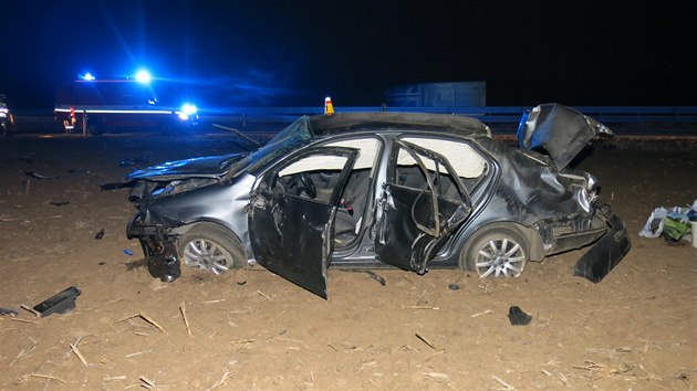 idii vbhla dle jeho slov na silnici R46 ped auto zv. Ve snaze zabrnit srce ale dostal smyk a vz pot skonil na poli, kde se nkolikrt pevrtil.