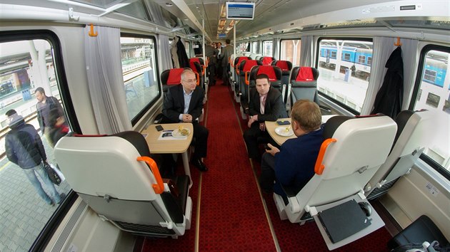 esk drhy pedstavily nov vlaky InterPanter, kter budou od prosince jako rychlky jezdit mimo jin mezi Olomouc a Brnem.