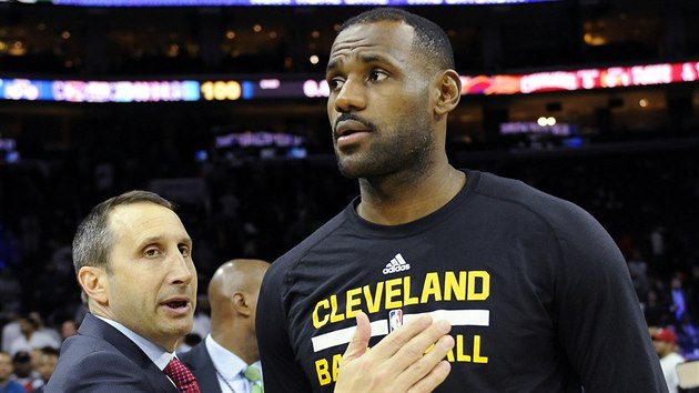 David Blatt, trenr Clevelandu, blahopeje LeBronu Jamesovi k dovren 25 000 bod nastlench v zkladn sti NBA.