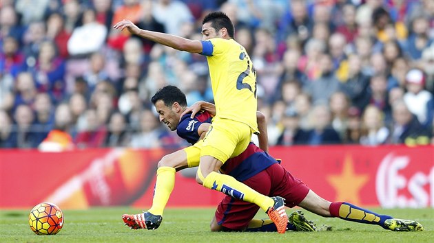 Sergi Busquets (vlevo) z FC Barcelona bojuje o m s Brunem Sorianem z Villarrealu.
