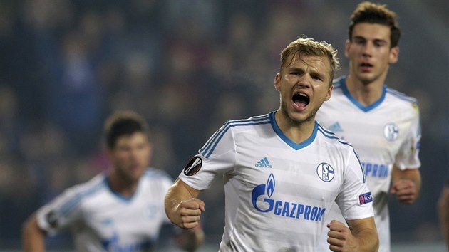 Johannes Geis ze Schalke (druh zprava) slav vyrovnvac gl proti Spart.