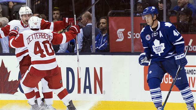 Jakub Kindl (elem vlevo) slaví vítzný gól v prodlouení do sít Toronta.