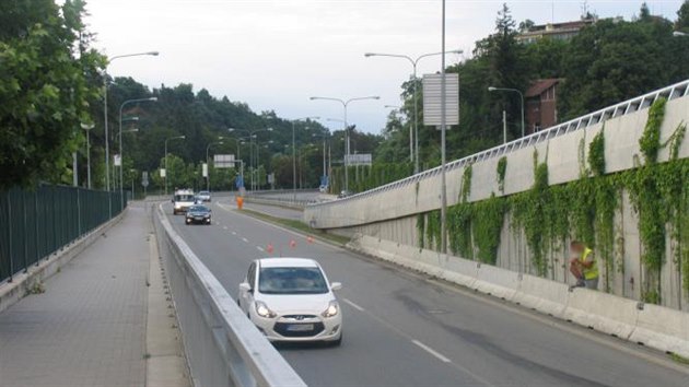 idi jaguru ped dvma lety vytlail dodvku na betonov svodidla. Te dostal od soudu 15,5 let vzen za pokus o vradu (3.11.2015).