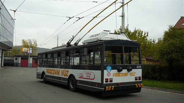 V Brn maj speciln trolejbus chrnc troleje ped nmrazou.