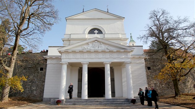 Lichtentejnsk kne Hans-Adam II. ve Vranov u pleitosti dokonen renovace rodinn hrobky Lichtentejn.