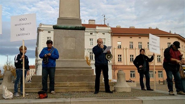 Lid ve Znojm v pondl demonstrovali proti kcen strom.