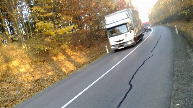 Praskliny se objevily na opraven silnici II/501 zejmna mezi kiovatkou Na pici a Luany na Jinsku (3.11.2015).