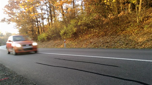 Praskliny se objevily na opraven silnici II/501 zejmna mezi kiovatkou Na pici a Luany na Jinsku (3.11.2015).