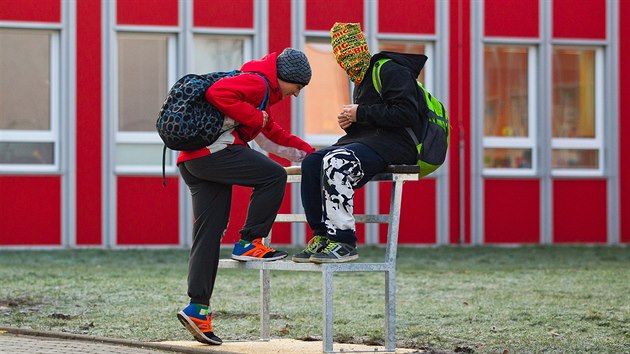 Zkladn kola tefnikova v Tebi v Hradci Krlov podila laviky pro teenagery (4.11.2015).