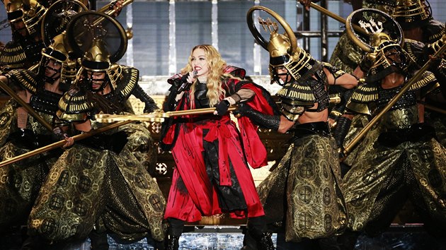 Madonna rda provokuje kesany. Zatek koncertu doprovzely pseudohistorick kostmy a stylizovan ke. (O2 arena, Praha, 7. listopadu 2015)