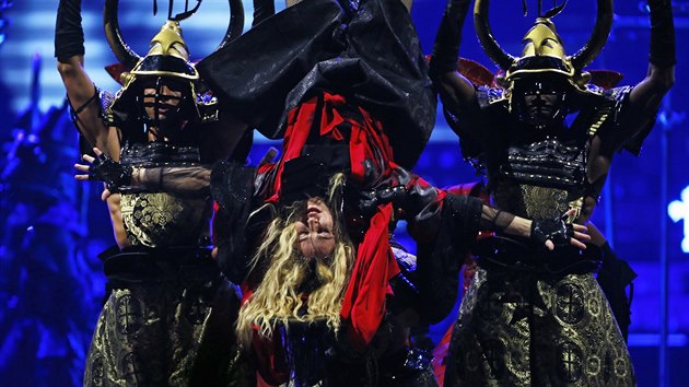 Madonna se sama nebrnila lehk akrobacii. (O2 arena, Praha, 7. listopadu 2015)
