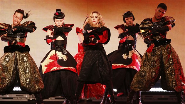 Madonna multikulturn. V prbhu veera dolo i na ernosk tanenky v ciknskm stylu. (O2 arena, Praha, 7. listopadu 2015)