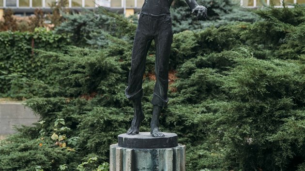 Povinn socrealistick umn pitahuje pozornost dodnes. Teba dv bronzov skulptury Vendelna Zdrbeckho: Akrobatka v Turkmensk ulici a Chlapec s modelem letadla v Tdick.