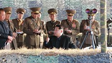 Severokorejský vdce Kim ong-un na vojenských manévrech. Nedatovaný snímek...