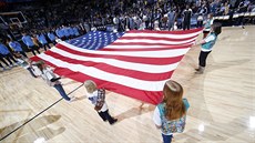 Americké skautky drží vlajku USA před zápasem NBA mezi týmy Denver Nuggets a... Americké skautky drží vlajku USA před zápasem NBA mezi týmy Denver Nuggets a...