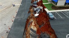 Před restaurací v Mississippi se objevila obří díra Před restaurací v Mississippi se objevila obří díra