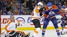 Leon Draisaitl z Edmontonu, kterého brání Michael Del Zotto z Philadelphie,...