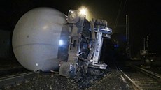V Dřísech u Prahy vykolejily v neděli večer čtyři vozy nákladního vlaku... V Dřísech u Prahy vykolejily v neděli večer čtyři vozy nákladního vlaku...