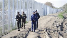 etí a sloventí policisté steí spolu s maarskými vojáky hranici poblí...