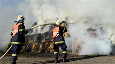 Děti zapálily stoh slámy v Božičanech, hasiči se s ohněm potýkali deset hodin. Děti zapálily stoh slámy v Božičanech, hasiči se s ohněm potýkali deset hodin.
