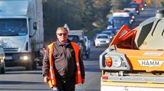 Opravy povrchu silnice I/6 u Andělské Hory už několik týdnů komplikují dopravu... Opravy povrchu silnice I/6 u Andělské Hory už několik týdnů komplikují dopravu...
