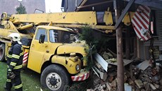 Vozidlo se zastavilo o betonovou podezdívku sklepa. Vozidlo se zastavilo o betonovou podezdívku sklepa.