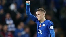 ÚTOÍ NA REKORD. Anglian ve slubách Leicesteru Jamie Vardy slaví branku proti...