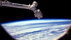 Robotický systém Kanadské kosmické agentury Canadarm2 umístný na Mezinárodní...