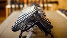 Pistole Walther PPKS v obchodě Jakuba Novotného. Pistole Walther PPKS v obchodě Jakuba Novotného.