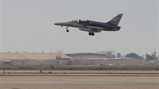 Letoun Aero L-159 s iráckými výsostnými znaky pistává na letiti v Baládu.