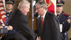 Prezident Miloš Zeman předává medaili Za zásluhy houslistovi Pavlu Šporclovi. Prezident Miloš Zeman předává medaili Za zásluhy houslistovi Pavlu Šporclovi.