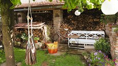 Cihlami z bouračky je vydlážděná i cestička ke... Cihlami z bouračky je vydlážděná i cestička ke...