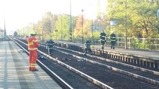 Posádka hasičů prochází kolem sraženého těla. Posádka hasičů prochází kolem sraženého těla.