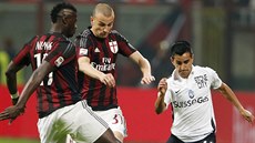 160 cm vysoký Maxi Moralez se snaí probít pes dvojici Niang, Antonelli z AC...