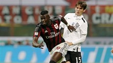 Mbaye Niang z AC Milan (v evenoerném) se snaí utéct De Roonovi z Atalanty