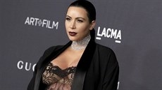 Thotná Kim Kardashianová vyrazila do spolenosti v krajce.