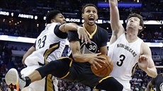 Stephen Curry z Golden State se prosazuje i mezi dvojicí hráčů New Orleans... Stephen Curry z Golden State se prosazuje i mezi dvojicí hráčů New Orleans...