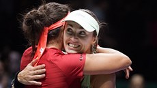 Sania Mirzaová (zády) a Martina Hingisová po triumfu na Turnaji mistry v...