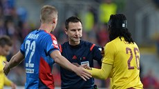 Rozhodčí Radek Příhoda uklidňuje sparťanského obránce Costu (vpravo) a... Rozhodčí Radek Příhoda uklidňuje sparťanského obránce Costu (vpravo) a...