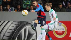 Plzeňský útočník Michal Ďuriš (vlevo) se snaží probít přes obranu Rapidu Vídeň. Plzeňský útočník Michal Ďuriš (vlevo) se snaží probít přes obranu Rapidu Vídeň.