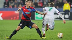 ZKLAMÁNÍ. Trenér plzeských fotbalist vil, e jeho tým me proti Rapidu Víde uspt. Místo toho je úadující eský mistr na pokraji poráky.