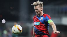 Plzeňský obránce Václav Procházka zpracovává míč. Plzeňský obránce Václav Procházka zpracovává míč.