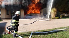 Požár v garáži rodinného domu v Kumburském Újezdu u Nové Paky (2.11.2015). Požár v garáži rodinného domu v Kumburském Újezdu u Nové Paky (2.11.2015).