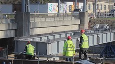 Stavba nového silničního mostu na Rokycanské třídě v Plzni. (6. listopadu 2015) Stavba nového silničního mostu na Rokycanské třídě v Plzni. (6. listopadu 2015)