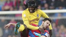 Sparťanský obránce Costa v souboji s plzeňským Michalem Ďurišem. Sparťanský obránce Costa v souboji s plzeňským Michalem Ďurišem.