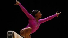 Americká gymnastka Simone Bilesová při cvičení na kladině. Americká gymnastka Simone Bilesová při cvičení na kladině.
