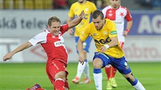 Slávista Karel Piták (vlevo) se snaží zastavit průnik teplického Radima... Slávista Karel Piták (vlevo) se snaží zastavit průnik teplického Radima...