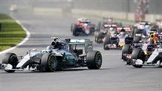 Nico Rosberg (vlevo) ze stáje Mercedes v ele závodního pole Velké ceny Mexika...
